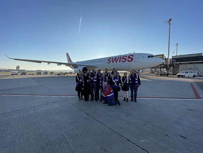 Vorstand (mit Anhang) mit einem Airbus A330 der Swiss im Hintergrund auf dem Flughafen Zürich